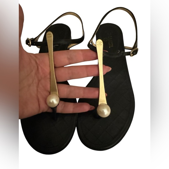 CHANEL Pearl Drop CC logo thongs 37C - Picture 1 of 12